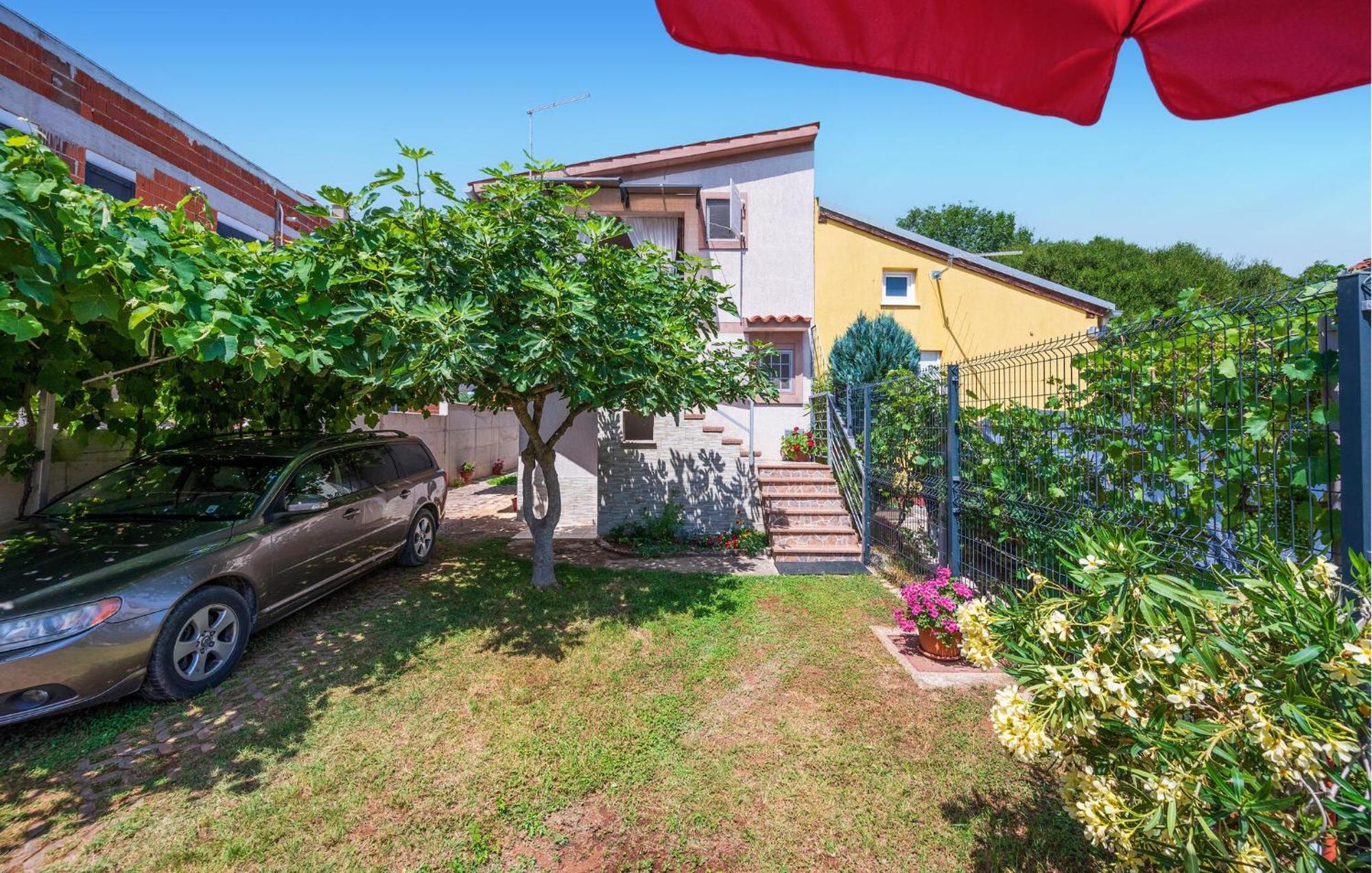 1 Bedroom Beautiful Apartment In Betiga Barbariga Exterior foto